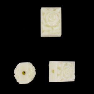 Perle rectangulaire avec fleurs mates en relief sur 2 faces, ivoire 18x13 mm