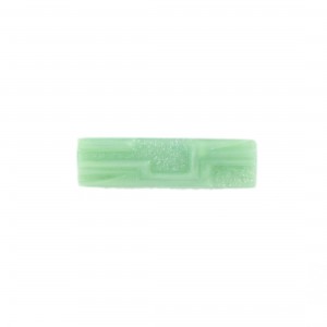 Cabochon rectangle à motifs géométriques en relief, lune vert clair 34x10 mm