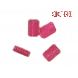 Octagonal bead with engraved arabesques on 2 faces, fuchsia 16x11 mm