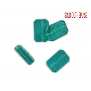 Octagonal bead with engraved arabesques on 2 faces, emerald 18x12 mm