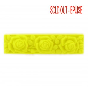 Pendant rectangulaire avec fleurs mates en relief sur 2 faces, jaune 55x14 mm