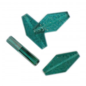 Rhomb bead with engraved arabesques on 2 faces, emerald 28x14 mm