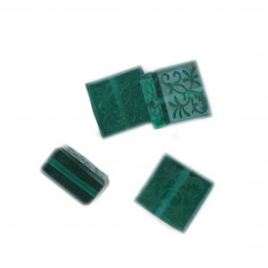 Square bead with engraved arabesques on 2 faces, emerald 14 mm