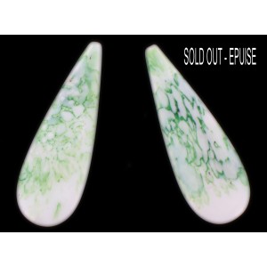 Pendant, trou borgne, blanc et vert veiné 51x18 mm