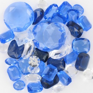Mélange de pierres, assortiment de formes et de dimensions pour décoration, cristal et bleu