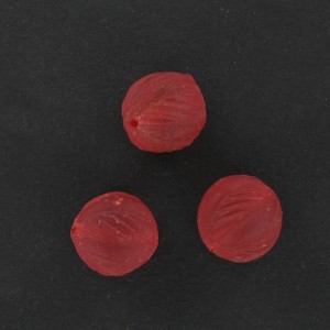 Perle alternant motifs lisses et striées, rubis mat 16x17 mm