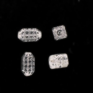 Perle losange à motifs géométriques en relief quatre pans, cristal 16x9 mm