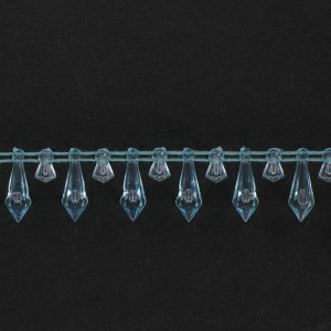 Galon avec pendants facettés en plastique sur fil coton, aiguemarine