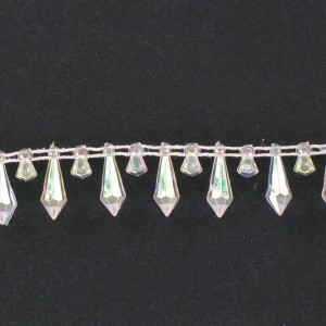 Galon avec pendants facettés en plastique sur fil coton, cristal irisé