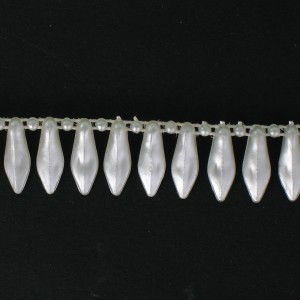 Galon avec pendants en plastique sur fil coton, nacré blanc