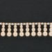 Galon avec 3 perles pendantes en plastique sur fil coton, nacré créme