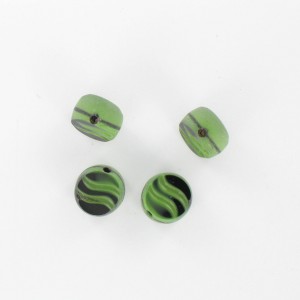 Perle aplatie à motif vagues avec trou décentré, vert et noir 10 mm