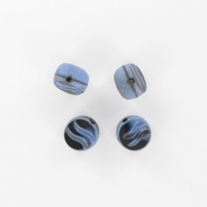 Perle aplatie à motif vagues avec trou décentré, bleu et noir 10 mm