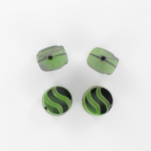Perle aplatie à motif vagues avec trou décentré, vert et noir 12 mm