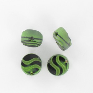 Perle aplatie à motif vagues avec trou décentré, vert et noir 14 mm