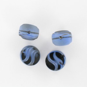 Perle aplatie à motif vagues avec trou décentré, bleu et noir 14 mm