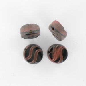 Perle aplatie à motif vagues avec trou décentré, marron et noir 14 mm