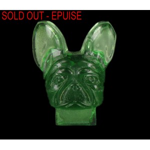Glass head of dog with flat foiled back, emerald 42x25 mm