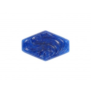 Cabochon hexagonal motifs arabesques en relief, lapis 30x19 mm