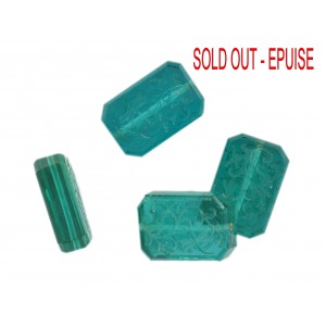 Octagonal bead with engraved arabesques on 2 faces, emerald 21x14 mm